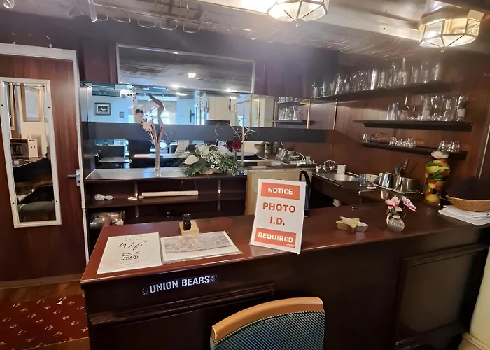 St ElmoAirport Hotel